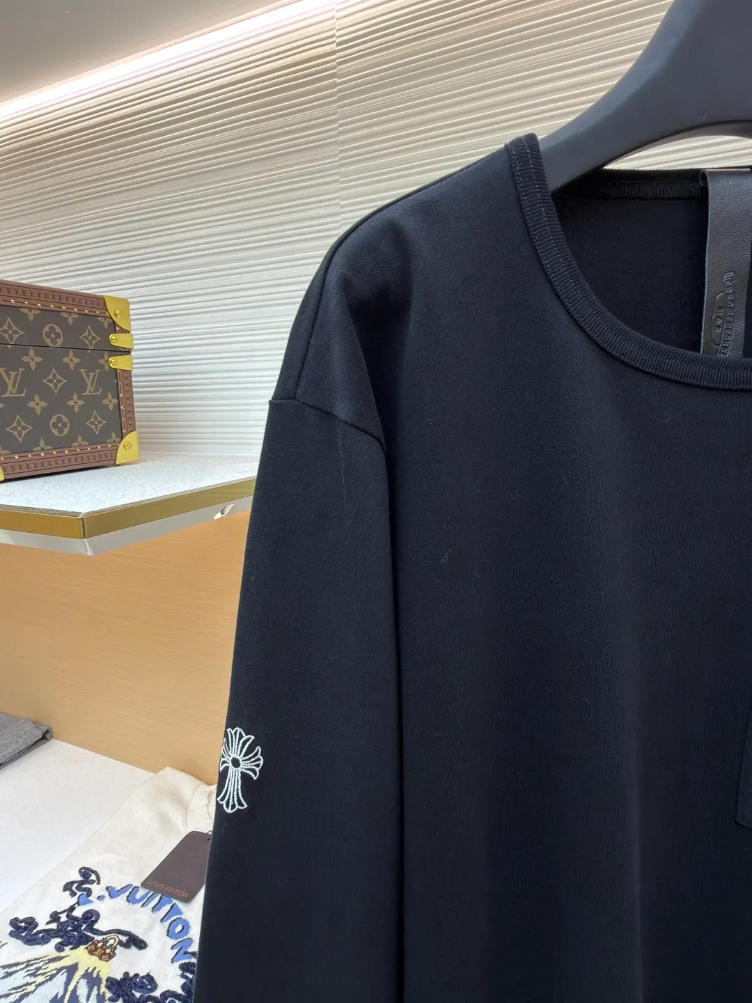 Chrome Hearts pocket embroidered long T-shirt ●Original version: purchased and developed for 5999 ●Item number: 1681980-A35 ●Fabric: brushed plain weave fabric ●Technology: embroidery production ●Color: black ●Version: loose fit ●Weight: about 390 grams ●Size: S-M-L-XL ●Description: The fabric is made of 32-count double yarn brushed plain weave cloth 240g, and the double-sided brushing process is particularly comfortable. It comes with 1x1 thread of 280g, Behringer embroidery is used for the embroidery, and lambskin molding and custom-made embossing abrasives are used for the leather label. The overall wiring is straight and delicate, the fabric is comfortable and soft, and the color is consistent without color difference. It can be matched with the same style to create a fashionable look and control various occasions. Customized accessories, complete with three standards, same style for men and women!